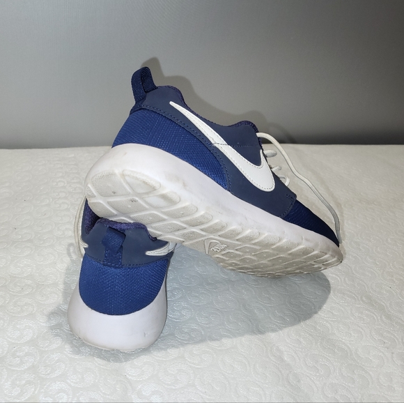 Youth Nike Roshe One Athletic Shoes - Picture 3 of 6